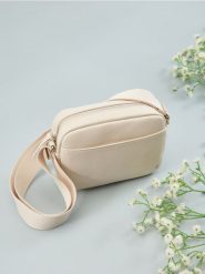 Torebka crossbody z imitacji skóry - kremowy. Białe torebki klasyczne damskie Sinsay, bez wzorów, ze skóry, bez dodatków. Za 29.99 zł.
