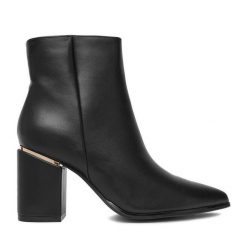 Botki DeeZee. Czarne botki damskie DeeZee, bez obcasa, na słupku, bez zapięcia. Za 199.99 zł.