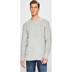 Tommy Jeans - Sweter. Szare swetry męskie Tommy Jeans, l, bez wzorów, z bawełny, bez kołnierzyka. W wyprzedaży za 219.90 zł.