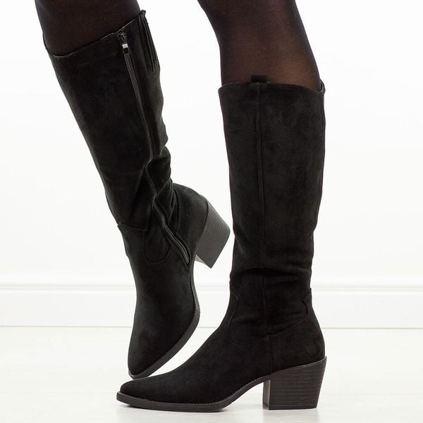 Czarne sue kozaki damskie M.Daszyński Sa261-6. Czarne kozaki damskie M.Daszyński, z dzianiny, bez obcasa, na obcasie. Za 249.00 zł.