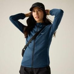 Damska bluza z kapturem i rozciągliwym zamkiem błyskawicznym Ferna Marl Midlayer. Niebieskie bluzy z kapturem damskie Regatta, z materiału. W wyprzedaży za 169.99 zł.