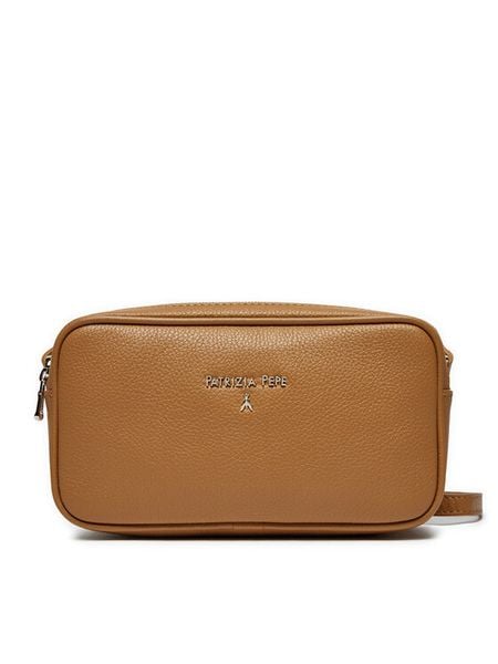 Patrizia Pepe Torebka 8B0185/L001-B800 Brązowy. Brązowe listonoszki damskie Patrizia Pepe, bez wzorów, ze skóry, bez dodatków. Za 489.99 zł.