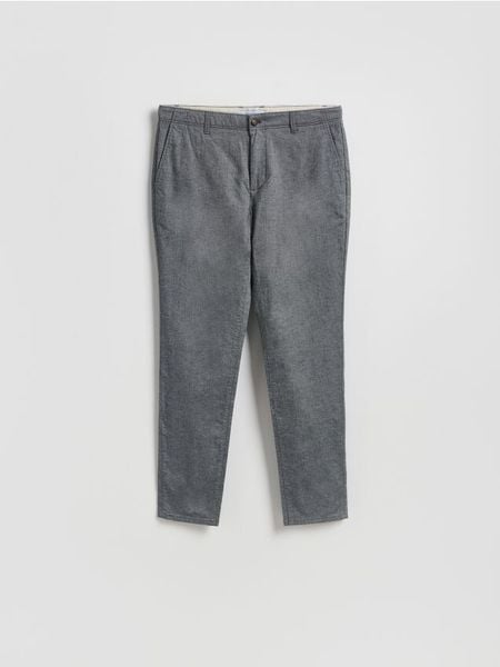 Spodnie chino slim fit - ciemnoszary. Szare spodnie materiałowe męskie Reserved, bez wzorów, z bawełny. W wyprzedaży za 109.99 zł.