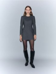 Sukienka z wiskozy - ciemnoszary. Szare sukienki damskie Reserved, na co dzień, l, bez wzorów, z tkaniny, bez kołnierzyka, bez ramiączek, proste. Za 199.99 zł.