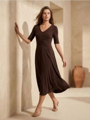 Sukienka midi z marszczeniem i wiskozą - brązowy. Brązowe sukienki damskie Sinsay, l, bez wzorów, z wiskozy, bez kołnierzyka, bez ramiączek, midi. Za 59.99 zł.