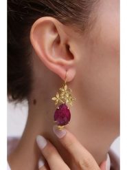 L'Atelier de Gaia Pozłacane kolczyki z agatem rozmiar: onesize. Różowe kolczyki damskie L'Atelier de Gaia, z agatem, pozłacane, z zapięciem typu bigiel. Za 56.99 zł.