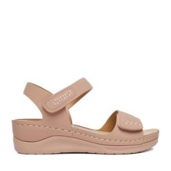 Sandały Go Soft. Czerwone sandały damskie GO SOFT, bez wzorów, bez obcasa, na koturnie. Za 119.99 zł.