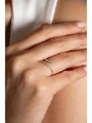 Lodie Silver Srebrny pierścionek z cyrkoniami rozmiar: onesize. Szare pierścionki damskie Lodie Silver, z cyrkonią, srebrne. Za 43.99 zł.