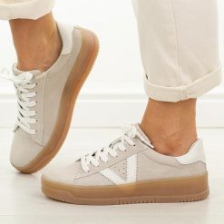 Beżowe skórzane półbuty damskie Vinceza 79597. Brązowe półbuty damskie VINCEZA, bez wzorów, z jeansu, casualowe, z okrągłym noskiem, bez obcasa, na płaskiej podeszwie. Za 239.00 zł.