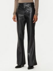 Gina Tricot Spodnie z imitacji skóry 23545 Czarny Regular Fit. Czarne spodnie materiałowe damskie Gina Tricot, bez wzorów, ze skóry. Za 159.99 zł.