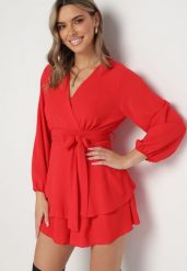 Czerwona Kopertowa Sukienka Kombinezon Mini z Falbanką Bomina. Czerwone kombinezony damskie Born2be, bez wzorów, z materiału, bez kołnierzyka, bez ramiączek. Za 79.99 zł.