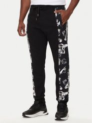 Versace Jeans Couture Spodnie dresowe 76GAA3C0 Czarny Regular Fit. Czarne spodnie dresowe męskie Versace Jeans Couture, bez wzorów, z bawełny. Za 599.99 zł.