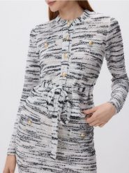 Sweter z ozdobnymi guzikami - biały. Białe swetry klasyczne damskie Reserved, l, z dzianiny, bez kołnierzyka. W wyprzedaży za 89.99 zł.
