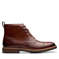 Kozaki Clarks. Brązowe buty zimowe męskie Clarks, bez zapięcia. Za 479.99 zł.