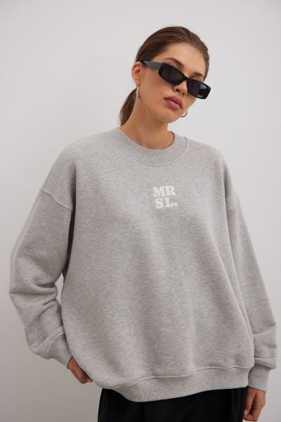 Bluza typu oversize z HAFTEM w kolorze GREY MELANGE - GEMINI. Szare bluzy bez kaptura damskie Marsala, l, z bawełny. Za 349.90 zł.