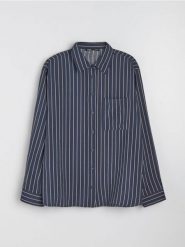 Koszula oversize w pionowe paski, z wiskozą - granatowy. Niebieskie koszule damskie Sinsay, l, bez wzorów, z wiskozy, bez kołnierzyka, bez ramiączek. Za 39.99 zł.