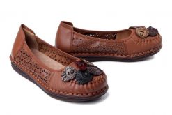 Artiker Relaks 58C0555 brązowy, półbuty damskie. Brązowe półbuty damskie Artiker Relaks, bez wzorów, ze skóry, bez obcasa. Za 284.90 zł.