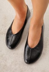 Czarne Minimalistyczne Balerinki z Okrągłym Noskiem Katara. Czarne baleriny damskie Born2be, bez wzorów, z jeansu, bez obcasa. Za 79.99 zł.