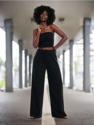 Spodnie z szeroką nogawką - czarny. Czarne spodnie materiałowe damskie Sinsay, bez wzorów. W wyprzedaży za 17.99 zł.