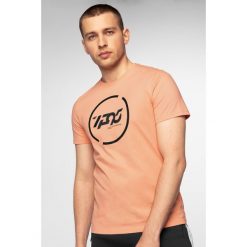 T-shirt męski TSM240 - łososiowy. Czerwone t-shirty męskie 4f, m, bez wzorów, bez kołnierzyka. W wyprzedaży za 29.99 zł.