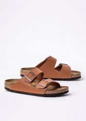 Klapki damskie brązowe Birkenstock Arizona BF. Brązowe klapki damskie Birkenstock, bez wzorów, z materiału, bez obcasa. W wyprzedaży za 350.99 zł.