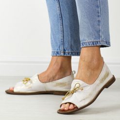 Złote przecierane skórzane Polskie sandały damskie z zakrytą piętą Deoni D488d. Żółte sandały damskie Deoni, bez wzorów, ze skóry, bez obcasa, na obcasie. Za 399.00 zł.