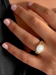 Les Favorites Pozłacany pierścionek z masą perłową rozmiar: 56. Białe pierścionki damskie Les Favorites, z perłą, pozłacane. Za 195.99 zł.