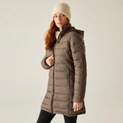 Płaszcz ocieplany damski REGATTA Starler. Brązowe płaszcze damskie Regatta, bez wzorów, sportowe. Za 219.99 zł.