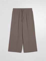 Spodnie culotte z kieszeniami - brązowy. Brązowe spodnie materiałowe damskie Sinsay, bez wzorów. Za 39.99 zł.