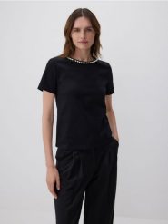 T-shirt regular z ozdobnym dekoltem - czarny. Czarne t-shirty damskie Reserved, l, bez wzorów, z bawełny, bez kołnierzyka. W wyprzedaży za 35.99 zł.