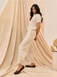 Spodnie barrel leg z wiskozą - kremowy. Białe spodnie materiałowe damskie Sinsay, bez wzorów, z wiskozy. Za 49.99 zł.