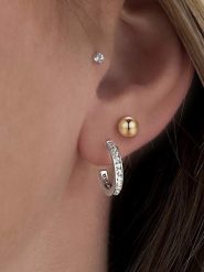 Les Favorites Srebrne kolczyki-półkreole z cyrkoniami rozmiar: onesize. Szare kolczyki damskie Les Favorites, z cyrkonią, srebrne. Za 69.99 zł.