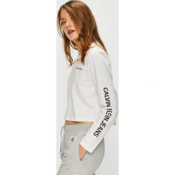 Calvin Klein Jeans - Bluzka. Czarne bluzki damskie Calvin Klein Jeans, l, bez wzorów, z bawełny, bez kołnierzyka, bez ramiączek. W wyprzedaży za 129.90 zł.