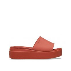 Klapki Dla Dorosłych Crocs Brooklyn Slide. Brązowe klapki damskie Crocs, bez wzorów, z materiału, bez obcasa. Za 181.99 zł.