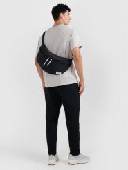 4F Torba na ramię - czarna Uniwersalny. Czarne torebki klasyczne damskie 4f, bez wzorów, z materiału, bez dodatków. Za 99.99 zł.