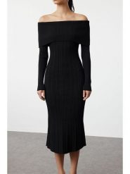 Trendyol Sukienka dzianinowa w kolorze czarnym rozmiar: M. Czarne sukienki damskie Trendyol, m, bez wzorów, z dzianiny, bez kołnierzyka, bez ramiączek, midi. Za 113.10 zł.