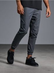 Spodnie jogger - szary. Szare spodnie materiałowe męskie Sinsay, bez wzorów, sportowe. W wyprzedaży za 33.99 zł.