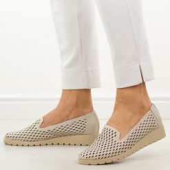 Beżowe ażurowe półbuty damskie Jezzi 1628-23. Brązowe półbuty damskie Jezzi, w ażurowe wzory, z jeansu, casualowe, bez obcasa, na koturnie. Za 189.00 zł.