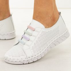 Białe ażurowe skórzane półbuty damskie Cambell 40348. Białe półbuty damskie Cambell, w ażurowe wzory, z jeansu, casualowe, z okrągłym noskiem, bez obcasa. Za 219.00 zł.