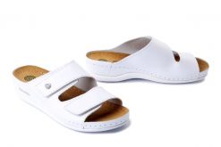 DR. BRINKMANN 700617-03 weiss, klapki damskie. Białe klapki damskie Dr. Brinkmann, bez wzorów, ze skóry, bez obcasa, na koturnie. Za 191.92 zł.