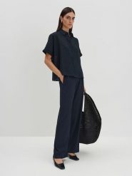 Someday Bluzka "Zilina" w kolorze granatowym rozmiar: 40. Niebieskie bluzki damskie Someday, bez wzorów, bez kołnierzyka, bez ramiączek. Za 150.72 zł.