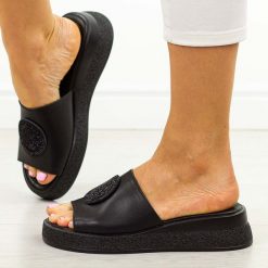 Czarne skórzane klapki damskie na koturnie Filippo Dk6987/25. Czarne klapki damskie Filippo, z aplikacjami, z jeansu, bez obcasa, na koturnie. Za 199.00 zł.