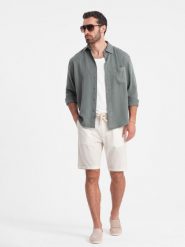 Męskie krótkie spodenki z dodatkiem lnu - kremowe V2. Białe szorty męskie Ombre Clothing, na lato, bez wzorów, z bawełny, wakacyjne. W wyprzedaży za 59.99 zł.