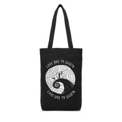 Torebka NIGHTMARE BEFORE CHRISTMAS. Czarne torebki klasyczne damskie NIGHTMARE BEFORE CHRISTMAS, bez wzorów, bez dodatków. Za 59.99 zł.