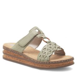 Klapki Rieker. Zielone klapki damskie Rieker, bez wzorów, bez obcasa. Za 289.99 zł.