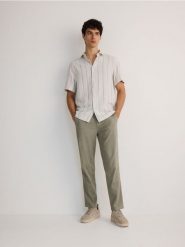 Spodnie chino slim z lnem - miętowy. Zielone spodnie materiałowe męskie Reserved, bez wzorów, z wiskozy. W wyprzedaży za 119.99 zł.