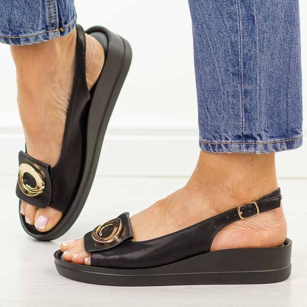 Czarne sandały damskie na platformie Potocki 43368. Czarne sandały damskie POTOCKI, z aplikacjami, ze skóry, bez obcasa, na platformie. Za 169.00 zł.