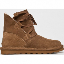 Bearpaw - Śniegowce Zora. Brązowe śniegowce damskie Bearpaw, z materiału. W wyprzedaży za 399.90 zł.