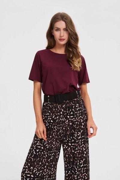 Gładki t-shirt burgunowy. T-shirty damskie MOODO, m, bez wzorów, z bawełny, bez kołnierzyka. Za 39.99 zł.