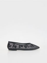 Siateczkowe baleriny z haftem - czarny. Czarne baleriny damskie Reserved, bez wzorów, bez obcasa. W wyprzedaży za 65.99 zł.